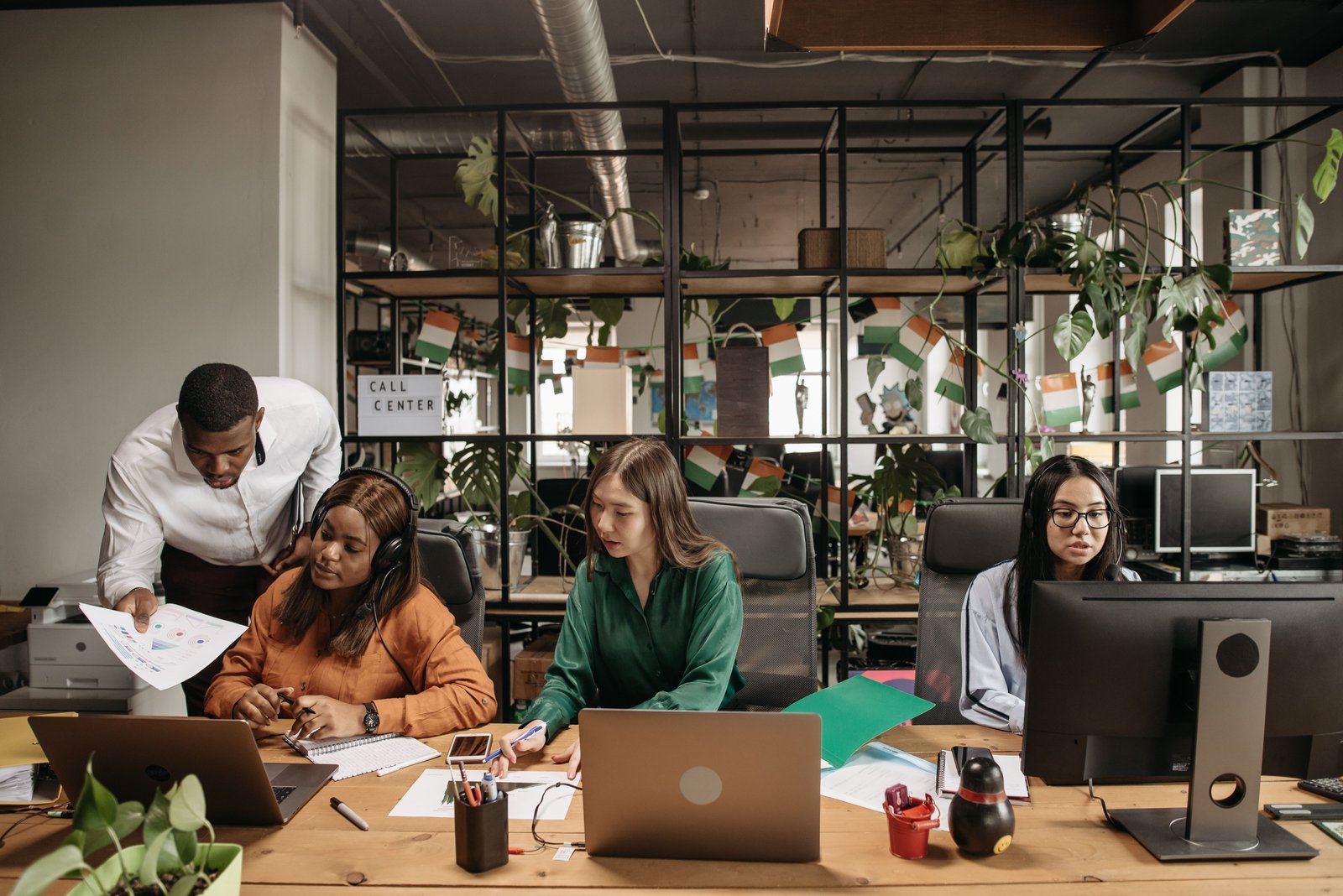 Equipa de call center a trabalhar em conjunto